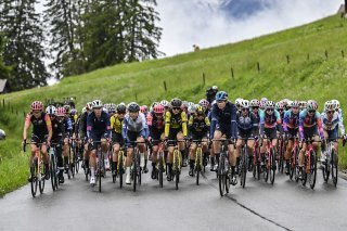 Le peloton du Tour de Suisse dames a bouclé la troisième des quatre étapes prévues. KEYSTONE/GIAN EHRENZELLER